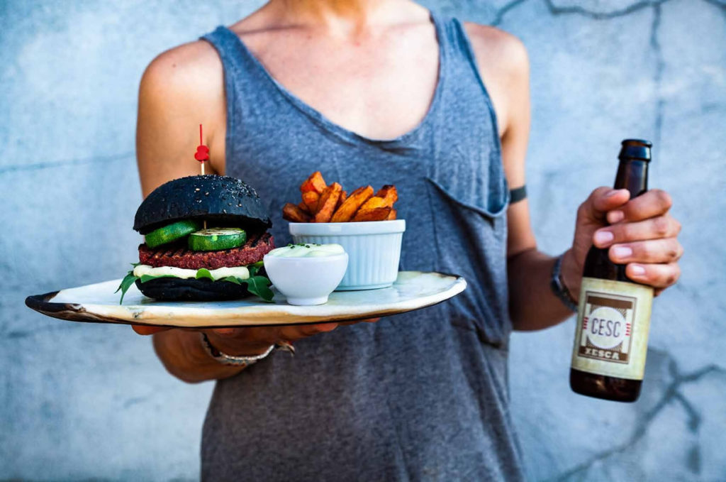 Energy Burger, quinoa, pan carbón